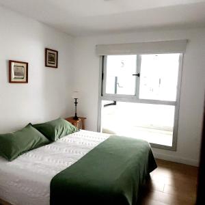 1 dormitorio con cama y ventana grande en Especial Necochea en Salta