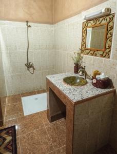 A bathroom at Riad Imuhar