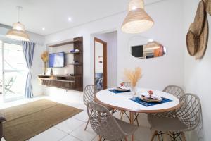 ein Esszimmer mit Tisch und Stühlen in der Unterkunft AP DA PRAIA 76 in Praia Grande + 36 Fotos