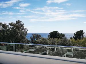 uma vista para o oceano a partir da varanda de uma casa em Mobil home neuf camping l ile dor plage st raphael avec piscine em Saint-Raphaël