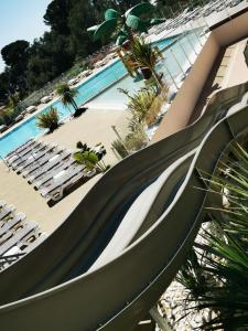 uma vista para a piscina a partir da varanda de um resort em Mobil home neuf camping l ile dor plage st raphael avec piscine em Saint-Raphaël