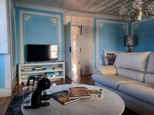 uma sala de estar com um sofá e uma mesa em Casa da Ponte, Coja em Coimbra