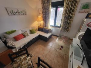 uma sala de estar com um sofá e uma janela em Adro Redondela em Redondela