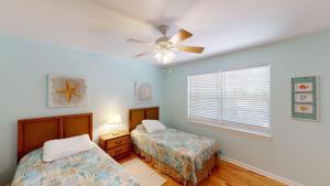 Tempat tidur dalam kamar di BEACHCOMBER home