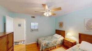 Tempat tidur dalam kamar di BEACHCOMBER home