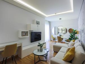Luxury 1 Bedroom Apartment, Marina de Albufeira3 في ألبوفيرا: غرفة معيشة مع أريكة وتلفزيون
