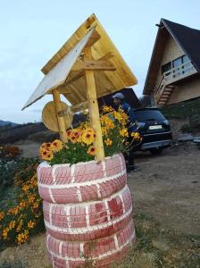une maison pour oiseaux assise au sommet d'une pile de briques dans l'établissement Căsuțele din Zăbran, 