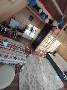 - une vue de tête sur une chambre avec une table et une fenêtre dans l'établissement Căsuțele din Zăbran, 