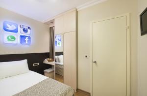 A bed or beds in a room at Hotel Evsen