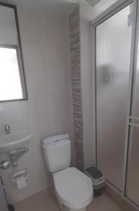 a bathroom with a toilet and a sink and a shower at ALOJAMIENTO Popayán - Viajes Sin Límites in Popayan