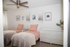 1 Schlafzimmer mit 2 Betten und einem Deckenventilator in der Unterkunft Luxury Home Steps to Madeira Beach in St Pete Beach
