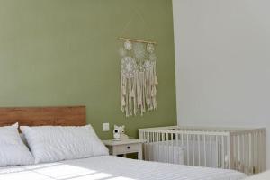 een slaapkamer met een bed en een wieg bij Casa Notas de Color Y Sal in Agaete