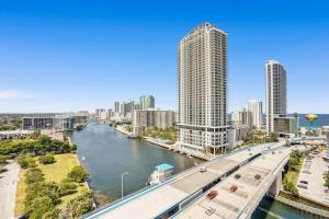 una ciudad con un río y un puente y edificios en Luxury condo with ocean view 4Bedrooms 3Bathrooms, en Hallandale Beach