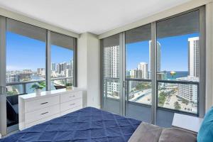 1 dormitorio con ventana grande con vistas a la ciudad en Luxury condo with ocean view 4Bedrooms 3Bathrooms, en Hallandale Beach 58 fotos más