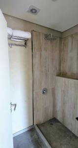y baño con ducha y puerta de cristal. en La Belle San Isidro Lofts - Loft Violetas en San Isidro