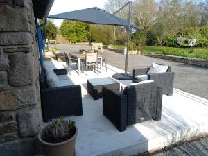 patio ze stołem, krzesłami i parasolem w obiekcie Chez Malika w mieście Bannalec +19 zdjęć