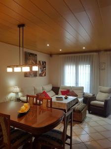 sala de estar con mesa y sofá en Casa Maite, en Palamós