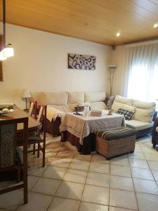 Casa Maite في بالاموس: غرفة معيشة مع أريكة وطاولة