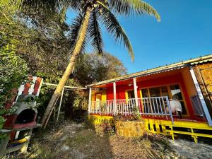 ein Haus mit einer Palme davor in der Unterkunft Ti Kaz Coco JUNGLE Jacuzzi & vue mer in Bouillante