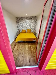 ein Schlafzimmer mit einem gelben Bett in einem Zimmer in der Unterkunft Ti Kaz Coco JUNGLE Jacuzzi & vue mer in Bouillante