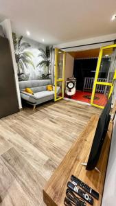 ein Wohnzimmer mit einem TV und einem Sofa in der Unterkunft Ti Kaz Coco JUNGLE Jacuzzi & vue mer in Bouillante