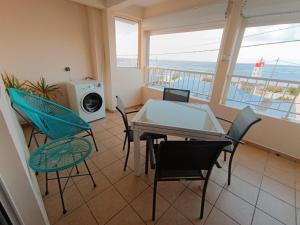 una sala da pranzo con vista sull'oceano di Cibuqueira numéro 5, Appartement en centre ville,vue sur mer, plage à pied a Le Moule