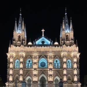 duży budynek z krzyżem na górze w obiekcie Casa Central de Santa Ana w mieście Santa Ana