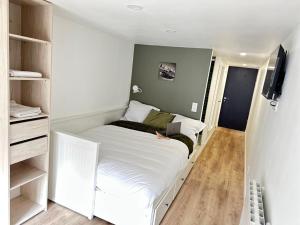 um pequeno quarto com uma cama e um closet em "Silk & Suites" City Center em Saint-Étienne