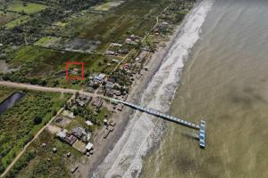 een luchtzicht op een brug over een strand bij Cabaña Isabella in San Bernardo del Viento