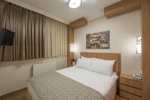 A bed or beds in a room at Hotel Evsen