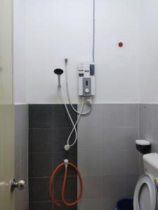 una ducha en un baño con inodoro en Ruzimas Desaru Homestay, en Bandar Penawar