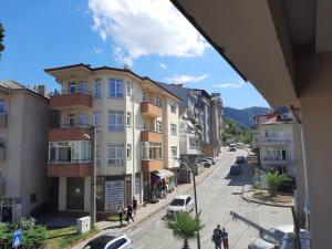 vistas a una calle de la ciudad con edificios en KESKINEL apart en Amasra