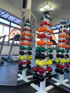 een tentoonstelling van bowlingapparatuur in een sportschool bij Flat Excepcional no Centro de Capivari in Campos do Jordão