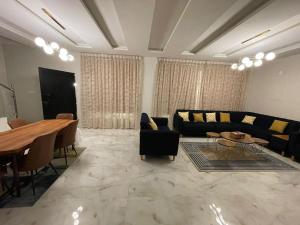 een woonkamer met een bank en een tafel bij فيلا ميسرة الهدا in Al Hada +7 foto's