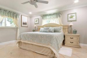 um quarto com uma cama grande e uma ventoinha de tecto em Garden View - Elite Staycation em Fort Lauderdale