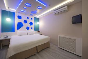 A bed or beds in a room at Hotel Evsen