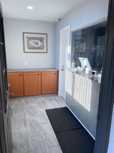 Habitación con cocina con barra y puerta. en Economy Inn Ashdown, en Ashdown