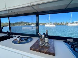 eine Bar auf einem Boot mit Blick auf das Wasser in der Unterkunft oasis noosa - luxury floating eco villas in Noosa Heads