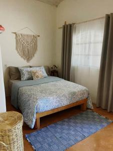 1 dormitorio con cama y ventana en Casita tranquila en Sayulita