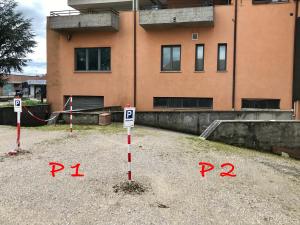 een parkeerplaats voor een gebouw bij Appartamento Turistico FRAU A in Sinalunga