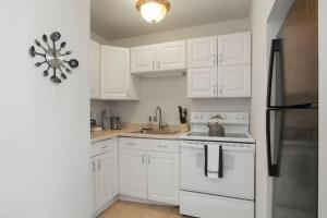 A cozinha ou cozinha compacta de Sleek Gold Coast Studio Apartment - Chestnut 19E