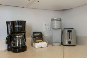 Comodidades para preparar café e chá em Sleek Gold Coast Studio Apartment - Chestnut 19E