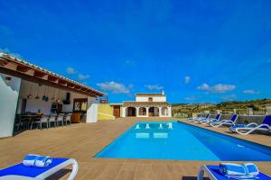 特乌拉达Rosalia - holiday home with panoramic view and private pool in Teluda的别墅 - 带游泳池和躺椅