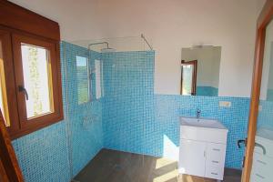 Rosalia - holiday home with panoramic view and private pool in Teluda的一间浴室