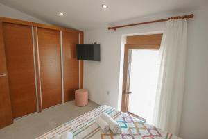 Rosalia - holiday home with panoramic view and private pool in Teluda的电视和/或娱乐中心