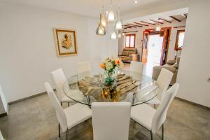 Rosalia - holiday home with panoramic view and private pool in Teluda的休息区