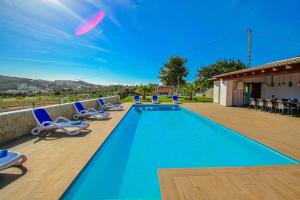 una piscina con sillas y un frisbee en el aire en Rosalia - holiday home with panoramic view and private pool in Teluda, en Teulada