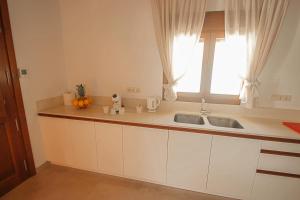 Rosalia - holiday home with panoramic view and private pool in Teluda的厨房或小厨房