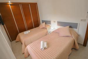Rosalia - holiday home with panoramic view and private pool in Teluda客房内的一张或多张床位