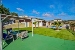 Rosalia - holiday home with panoramic view and private pool in Teluda外面的花园